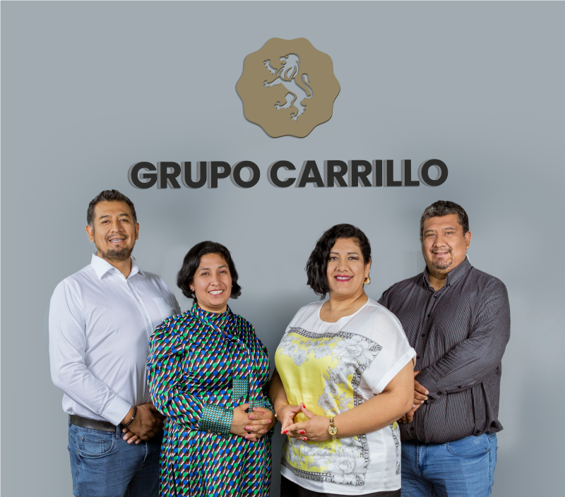 Los 4 hermanos fundadores posando felices frente al logo de Carrillo Royalty