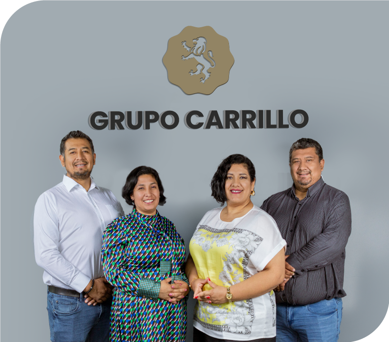 Los 4 hermanos fundadores posando felices frente al logo de Carrillo Royalty